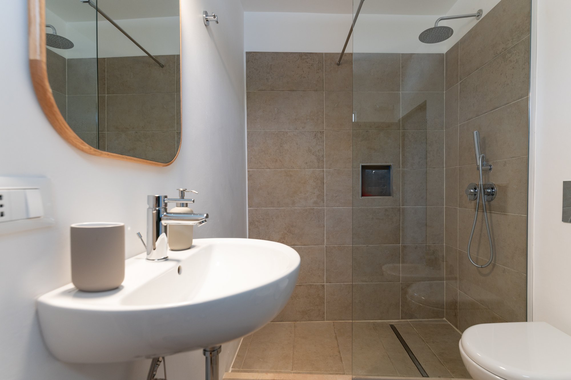Modern bathroom with a walk-in shower at Masseria Bel Cortile