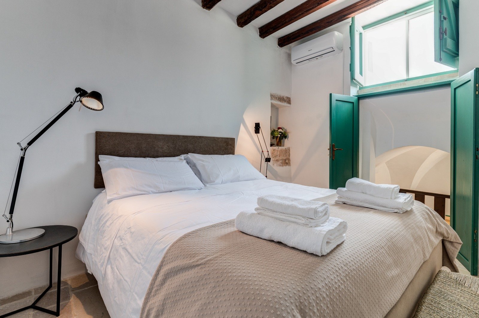 Bedroom with white linen at Masseria Bel Cortile