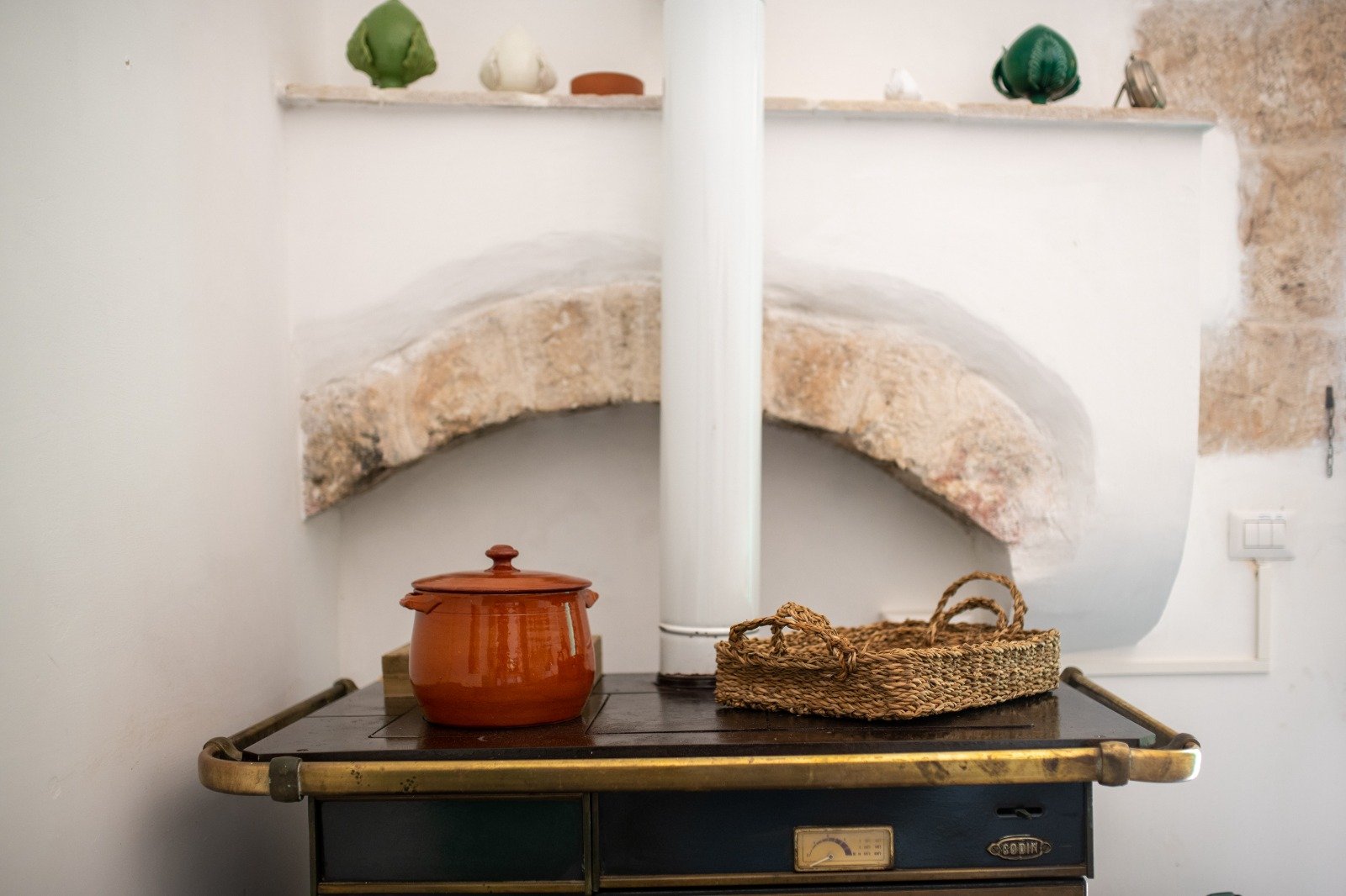 Kitchen with a stone niche and Apulian ceramics at the masseria